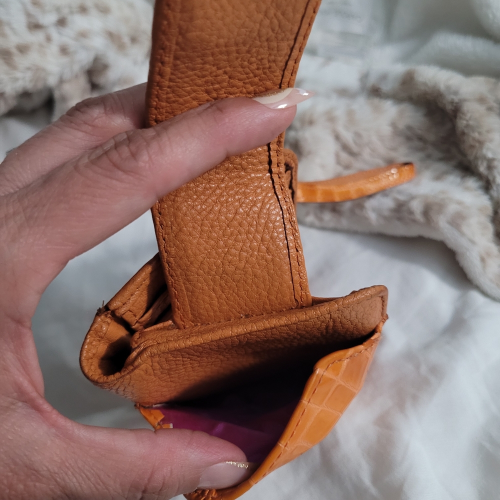 Crocodile Pattern Tan Bag with Turtle Accent - image 8